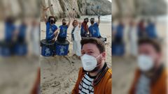Samuel Bug�a (en primer t�rmino), autor de la canci�n �Gozaremos do ver�n�, junto a Pili Pamp�n y los Kilomberos de Monte Alto durante el rodaje del videoclip en A Coru�a, a los pies de la Torre de H�rcules.