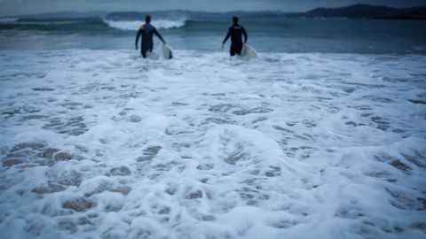El temporal no arruga a los surfistas en Santa Cristina