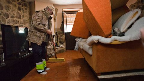 Alicia Cardama, vecina del lugar de Lamas-Extramundi, en Padrón, ha sufrido la segunda inundación en su casa en menos de una semana.