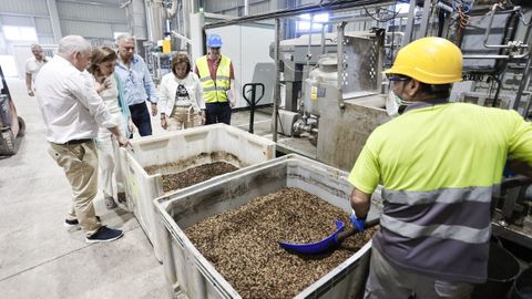 Bioflytech, durante una visita institucional de la conselleira de Medio Ambiente a la planta de Palas de Rei