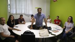 Luis con uno de los grupos de alumnos del centro