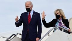 El presidente estadounidense Joe Biden y la primera dama, Jill Biden, en el Air Force One partiendo este domingo de Washington a Delaware