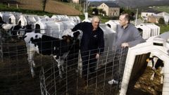 En imagen de archivo, Sa�l Dorado con su padre, en la zona de la granja donde tienen la recr�a