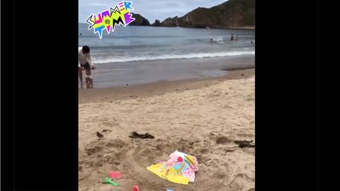 Un conocido presentador se esconde tras esa toalla amarilla