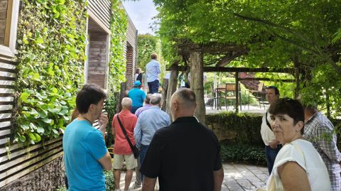 Zona ajardinada a la entrada de la bodega de A Man de Prado