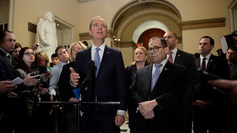 Adam Schiff y Jerry Nadle,integrantes del equipo que defender los argumentos de la acusacin, hablan antes de la sesin en el Senado