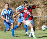 Mauro Poratti controla el bal�n ante la presi�n de dos jugadores del Santaball�s. 