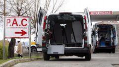Ambulancias junto a la entrada de urgencias del hospital de Monforte