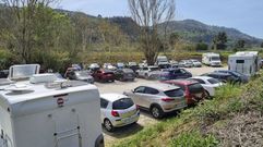 Coches y caravanas aparcadas en las inmediaciones de las termas
