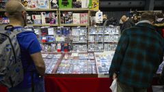 Visitantes en la primera edici�n del Sal�n del Videojuego de Madrid ojeando productos.