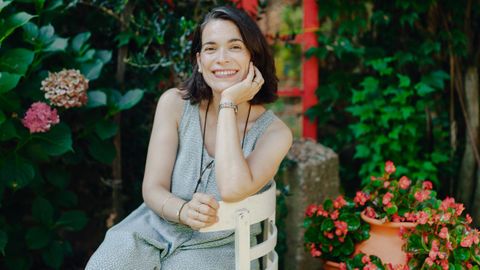 Cristina Pato est� constru�ndo xunto a Xan, a s�a parella, un �pequeno refuxio� na casa da aldea. Unha casa e un coidado xard�n que�acomodan �pouqui�o a pouqui�o� e que significa poder estar cos seus.
