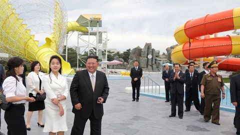 Kim Jong-un, en la inauguración del parque acuático.