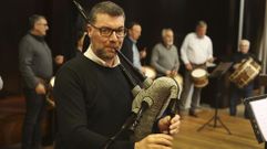Suso Vaamonde, tocando a gaita na facultade de Forestais de Pontevedra, onde d� clases de m�sica.