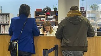 Una administrativa atiende el tel�fono en un centro de salud de Vigo