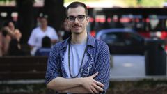 Sabino Guiar, en el exterior de Espacio Voz durante un descanso en su ma�ana de estudio.