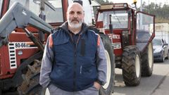 Manuel Bellas Fojo, vecino de Santaballa, en Couzadoiro (Ortigueira), de 42 aos, sigue con la granja familiar