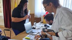 Uno de los equipos de enfermería desplazados por el Sergas a colegios gallegos para vacunar por vía intranasal