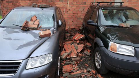 La pared medianera de una terraza de la r�a Calvo Sotelo de Monrte cay� sobre los veh�culos expuestos por un concesionario en la finca colindante