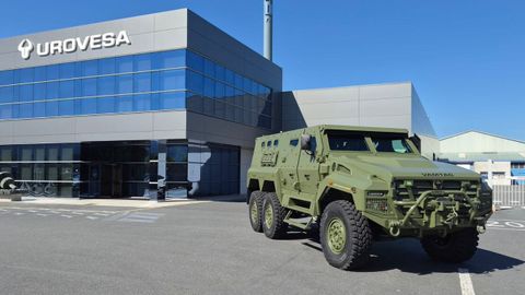 Unidad del Ax6, nuevo todoterreno 6x6 de Urovesa, delante de la f�brica de la compa��a gallega en Valga.