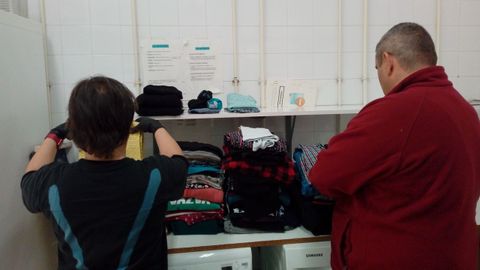 En la imagen, usuarios del centro de O Confurco, preparando la ropa de las personas sin hogar de la Casa del Mar