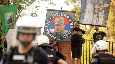 Una bandera de homenaje a Ratko Mladic.
