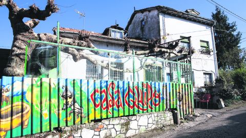 Verja grafiteada que bordea Casa Quilo