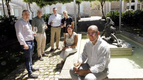 El patio del pazo. Este es uno de los lugares en los que ms se nota el cambio que ha experimentado la finca, pues era un viejo almacn hormigonado y sin vegetacin. En l posan el director de Condes de Albarei, Xavier Zas (sentado delante), la presidenta, Dolores Calvo, el arquitecto Csar Portela y el enlogo Pepe Hidalgo (en el centro de pie).