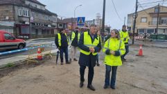 El alcalde Telmo Mart�n y la conselleira de Infraestruturas, Ethel V�zquez, en la parcela donde se har� la rotonda en A Vichona