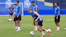 Teun Gijselhart, conduciendo el bal�n durante un entrenamiento, con varios compa�eros al fondo.
