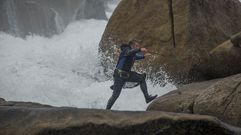 Percebeiros faenando en la Punta da Barca de Mux�a a finales del 2019
