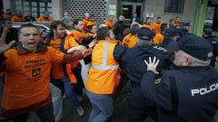 Trabajadores de Alcoa y Poligal llevan sus protestas al acto de Pedro S�nchez