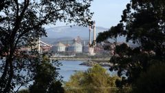 Vista del complejo industrial de Alcoa en San Cibrao desde Mor�s 
