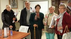 <span lang= gl >Dolores Mac�as, Gabriel Varela, Aurora Ramos, Carmen Eiroa e Matilde Vilari�o, onte no Couto. </span>