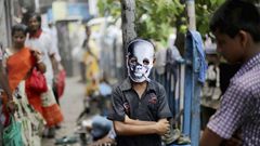 Un activista con una careta que representa una calavera participando en una campa�a contra el tabaco en Calcuta (la India)