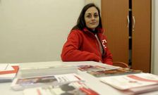 La educadora social Silvia V�zquez se encarga de atender la oficina lalinense de Cruz Roja.