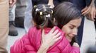 La reina Letizia abraza a Candela, de tres aos, en la localidad valenciana de Chiva