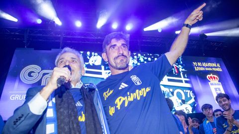 Jes�s Mart�nez y Veljko Paunovic, durante la celebraci�n del ascenso del Oviedo