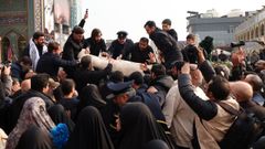 Iran�es transportan el cuerpo de Ali Shamkhani, uno de los asesores principales de Jamen�i.