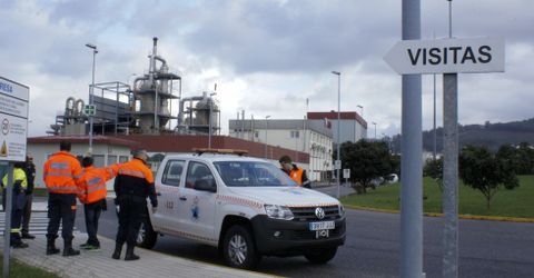 Miembros de Protecci�n Civil de Caldas, ayer, en la f�brica qu�mica Foresa. 