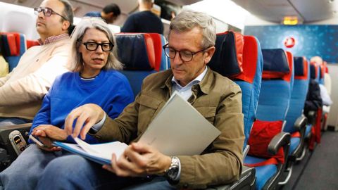 El presidente de la Xunta de Galicia, Alfonso Rueda, durante su vuelo hacia China, donde estos d&iacute;as realizar&aacute; un viaje institucional.