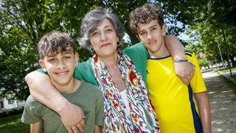 Inmaculada Alonso, presidenta de Fagamos, junto a sus hijos Simón (izquierda) y Teo (derecha).