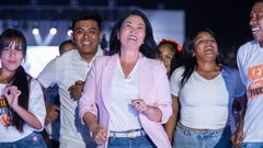 La candidata Keiko Fujimori, bailando en el mitin de cierre de campa&ntilde;a