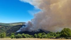 El fuego del incendio forestal declarado ayer en Abrence, en A Pobra de Brolln, preocupa en la zona de O Fuluxento, cerca de los viedos de Vilach y del pueblo de Trasmonte