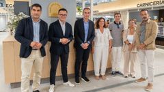 El conselleiro de Emprego, Comercio e Emigraci�n, Jos� Gonz�lez, entreg� el distintivo al alcalde de Tui, Enrique Cabaleiro, y a la concejala de Comercio, Ana N��ez.