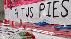 Contin�an llegando objetos al altar a Quini, colocado en la puerta 9 del estadio