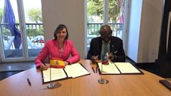 Isabel Artime, secretaria general de Pesca en Espa�a, y Teofilus Nghitila, director ejecutivo del Departamento de Recursos H�dricos y Marinos de Namibia, firmaron el memorando de entendimiento entre ambos pa�ses en Vigo, coincidiendo con el Congreso FAO Conxemar MAPA 2026, antesala de la feria Conxemar.