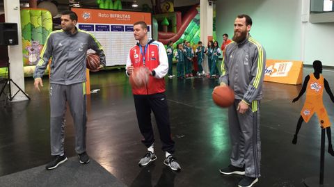 Donnie McGrath, del Obradoiro, midi� su habilidad con el bal�n con los jugadores del Real Madrid, Felipe Reyes y Sergio Rodr�guez