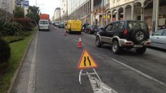 Un carril de la avenida de Esteiro permanece inutilizado por las obras del saneamiento