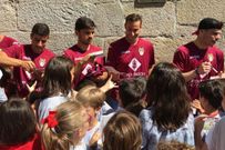  Adri�n, Jorge Rodr�guez, Mu�iz y Edu con los escolares, ayer. 