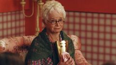 Barbara Barrie, en un�cap�tulo de la serie �Criando malvas�